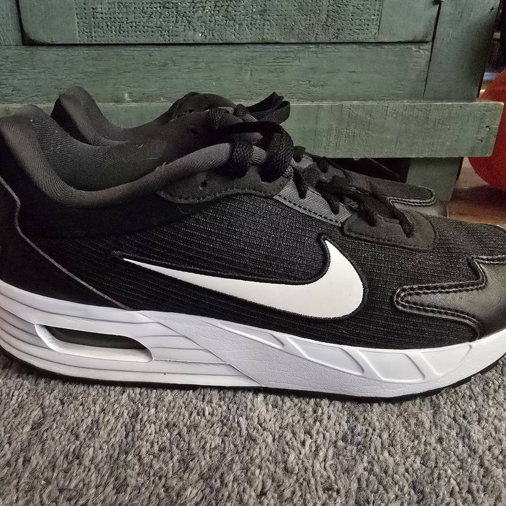 Nike Air Max Wmns. Sz. 8 Black and White Sneakers BNWOT!